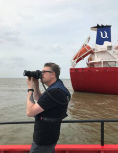 Ein Blick hinter die Kulissen- Patrick Ludolph fotografiert an Bord der LBV-Fahrzeuge